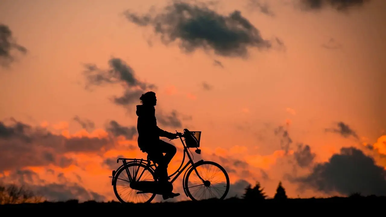 Cyklist i silhuet ved solnedgang