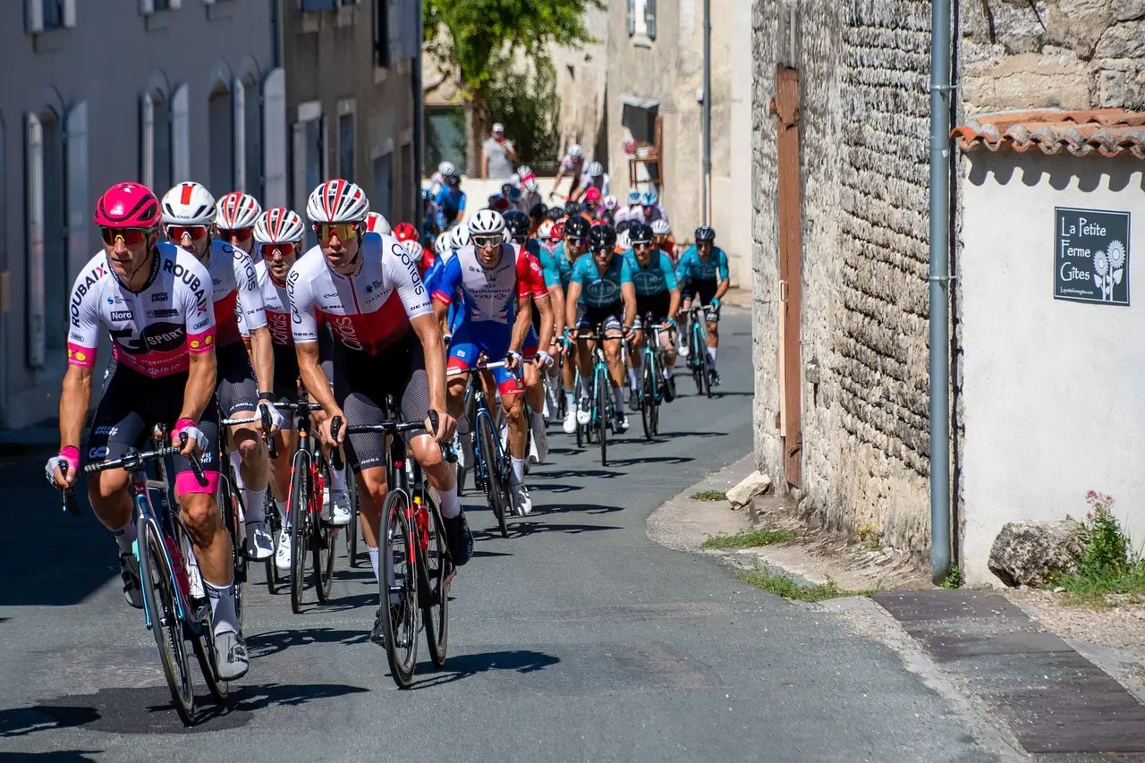 Feltet i fuld fart gennem en landsby